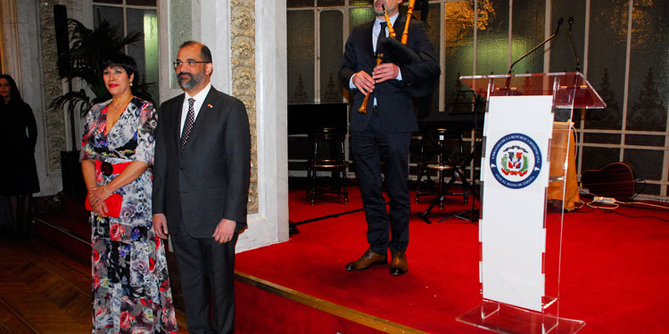 Un gaitero interpretó los himnos dominicano y español.