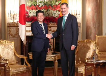 Don Felipe saluda al primer ministro japonés, Shinzo Abe.