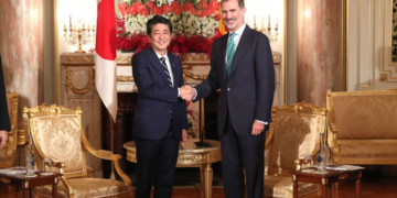 Don Felipe saluda al primer ministro japonés, Shinzo Abe.
