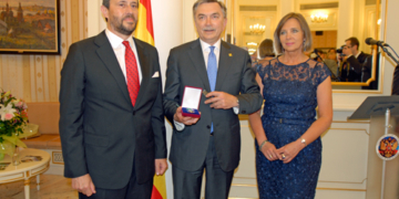 Un millar de personas en la recepción para festejar el Día de Rusia