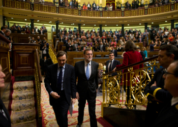 Rajoy gana tiempo a la espera de que el PSOE frene a Pedro Sánchez