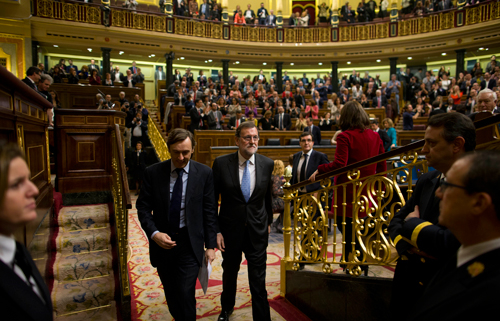 Rajoy gana tiempo a la espera de que el PSOE frene a Pedro Sánchez