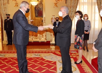 El embajador Ramiz Hasanov entrega sus Cartas Credenciales al copríncipe de Andorra./ Foto: Cortesía de la Embajada de Azerbaiyán