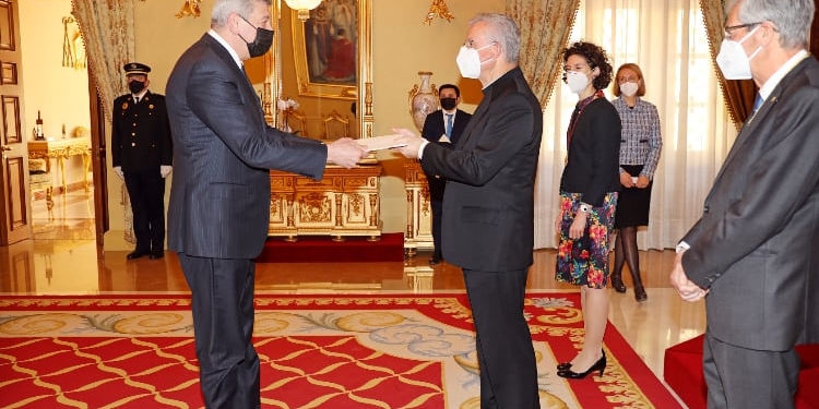 El embajador Ramiz Hasanov entrega sus Cartas Credenciales al copríncipe de Andorra./ Foto: Cortesía de la Embajada de Azerbaiyán