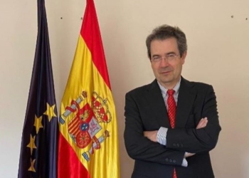 El Gobierno recupera el rango de embajador para su representante en Venezuela