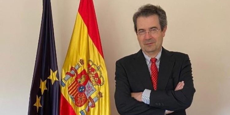 El Gobierno recupera el rango de embajador para su representante en Venezuela