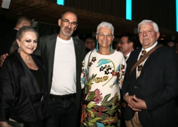 La embajadora Rodica radian-Gordon, con el fotógrafo Dan Lev./ Fotos: Cortesía de la Embajada de Israel