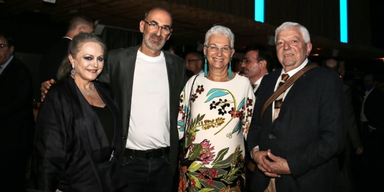 La embajadora Rodica radian-Gordon, con el fotógrafo Dan Lev./ Fotos: Cortesía de la Embajada de Israel