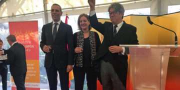 El embajador Masashi Mizukami brinda junto a la directora general para Asia y Pacífico, Ana María Salomón, y el cónsul honorario de Japón en Sevilla, José Japón Sevilla./ Fotos: Embajada de Japón