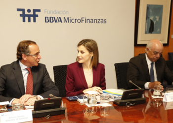 La Fundación Microfinanzas del BBVA informa a la Reina de su labor en América Latina