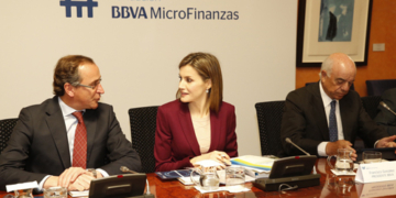 La Fundación Microfinanzas del BBVA informa a la Reina de su labor en América Latina