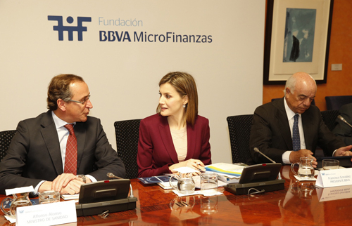La Fundación Microfinanzas del BBVA informa a la Reina de su labor en América Latina