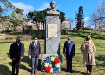 De izquierda a derecha, el cónsul general dominicano, Tomás Ogando; el encargado de negocios de la embajada, a.i., Felipe Herrera; el director en España del Instituto del Dominicano en el Exterior, Leonardo Marrero; y la presidenta del Instituto Duartiano en Madrid, Jeannette Alfau, ante el busto de Duarte./ Foto: Cortesía de la Embajada de la República Dominicana