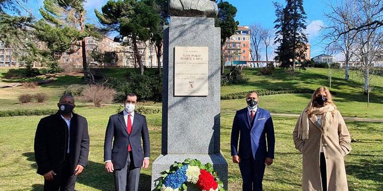 De izquierda a derecha, el cónsul general dominicano, Tomás Ogando; el encargado de negocios de la embajada, a.i., Felipe Herrera; el director en España del Instituto del Dominicano en el Exterior, Leonardo Marrero; y la presidenta del Instituto Duartiano en Madrid, Jeannette Alfau, ante el busto de Duarte./ Foto: Cortesía de la Embajada de la República Dominicana