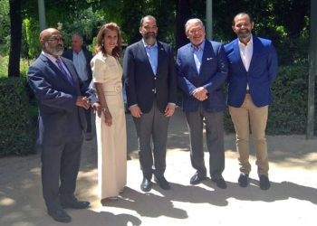 De izq a derecha: Rafael Acosta, consul general; Ligia Bonetti, presidenta de SID; Olivo Rodríguez Huerta, embajador de la República Dominicana; Jose Miguel Bonetti, presidente emérito de SID; y Jordi Portet, vicepresidente de SID./ Foto: AC