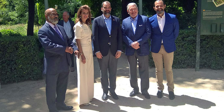 De izq a derecha: Rafael Acosta, consul general; Ligia Bonetti, presidenta de SID; Olivo Rodríguez Huerta, embajador de la República Dominicana; Jose Miguel Bonetti, presidente emérito de SID; y Jordi Portet, vicepresidente de SID./ Foto: AC