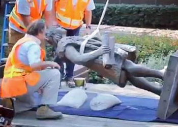 Retirada de la estatua de Cristóbal Colón en Los Ángeles.