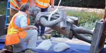 Retirada de la estatua de Cristóbal Colón en Los Ángeles.