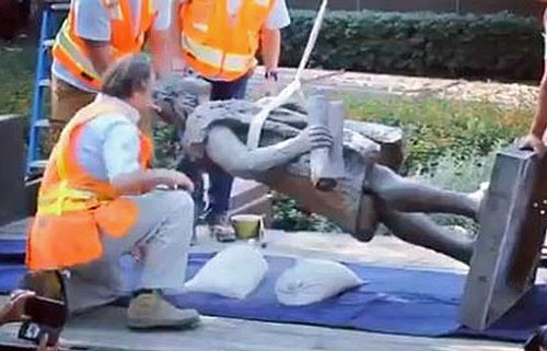 Retirada de la estatua de Cristóbal Colón en Los Ángeles.