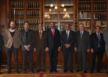El embajador de le República Dominicana, Olivio Rodríguez, junto a los historiadores participantes en el encuentro. / Foto: @EmbRDMadrid