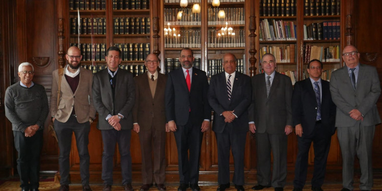 El embajador de le República Dominicana, Olivio Rodríguez, junto a los historiadores participantes en el encuentro. / Foto: @EmbRDMadrid