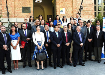 Los asistentes a la reunión posan para la foto de familia.