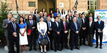 Los asistentes a la reunión posan para la foto de familia.