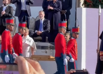 Podemos critica al rey por permanecer sentado al paso de la espada de Bolívar