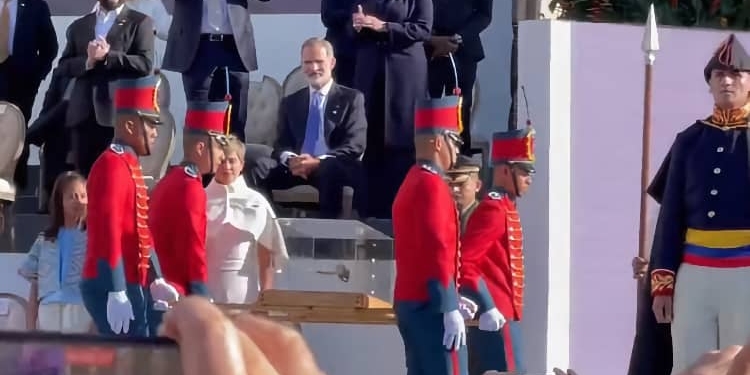 Podemos critica al rey por permanecer sentado al paso de la espada de Bolívar