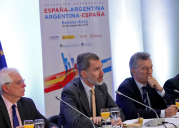 El Rey con el presidente Macri y Josep Borrell, durante el encuentro empresarial./ Foto: Casa de SM el Rey