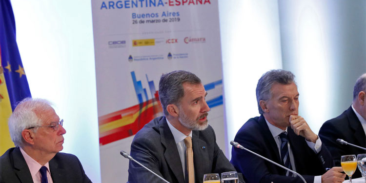 El Rey con el presidente Macri y Josep Borrell, durante el encuentro empresarial./ Foto: Casa de SM el Rey