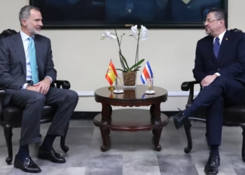 Don Felipe con Rodrigo Chaves./ Foto: Casa de SM el Rey