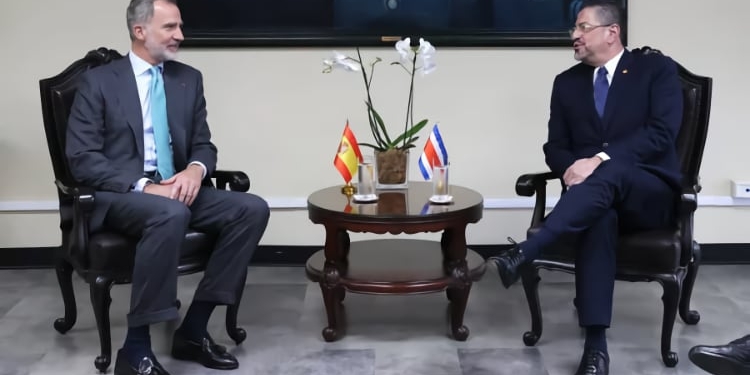 Don Felipe con Rodrigo Chaves./ Foto: Casa de SM el Rey