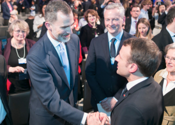 Felipe VI invita en Davos a Macron a realizar una visita a España