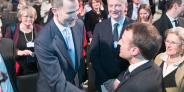 Felipe VI invita en Davos a Macron a realizar una visita a España