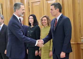 El Rey recibe el saludo de Pedro Sánchez, momentos antes de que dé comienzo el acto de promesa de los nuevos ministros./ Foto: Casa de SM el Rey