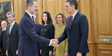 El Rey recibe el saludo de Pedro Sánchez, momentos antes de que dé comienzo el acto de promesa de los nuevos ministros./ Foto: Casa de SM el Rey