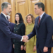 El Rey recibe el saludo de Pedro Sánchez, momentos antes de que dé comienzo el acto de promesa de los nuevos ministros./ Foto: Casa de SM el Rey
