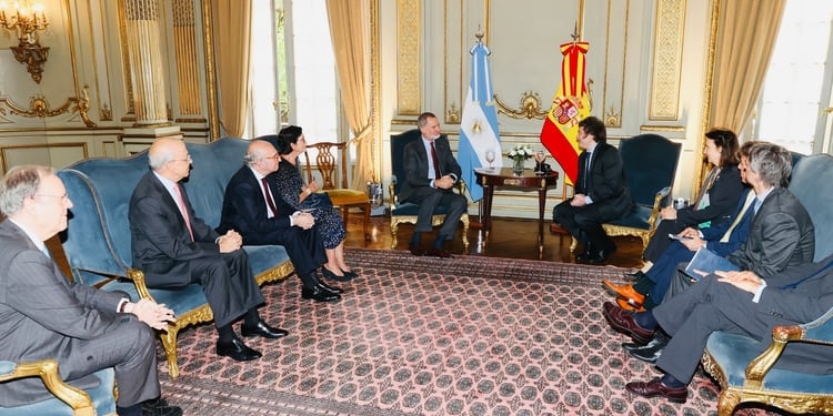 Felipe VI y Milei hablaron de cómo ayudar a solucionar los problemas de Argentina