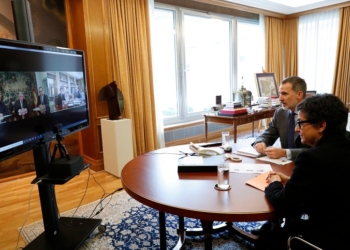 El Rey y González Laya hablan desde Zarzuela con los embajadores en China, Perú y México