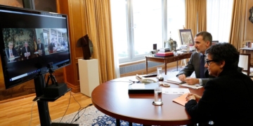 El Rey y González Laya hablan desde Zarzuela con los embajadores en China, Perú y México