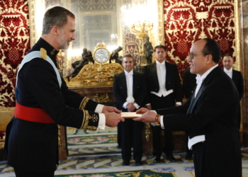 Dimite el embajador de Afganistán y en la Embajada se mantiene la bandera tricolor