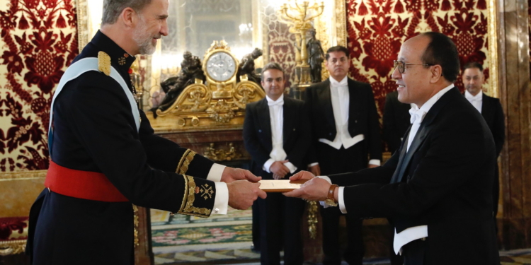 Dimite el embajador de Afganistán y en la Embajada se mantiene la bandera tricolor