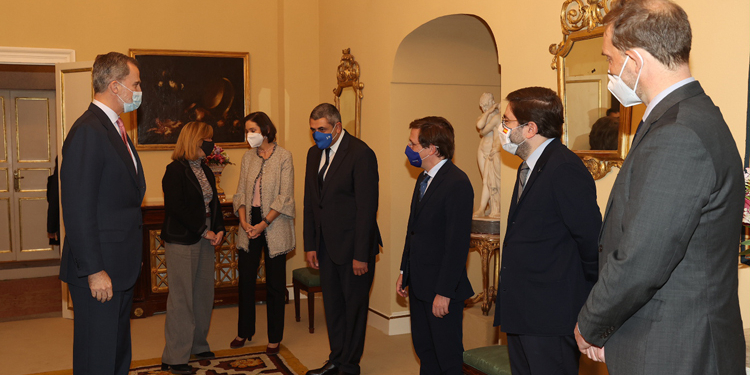 El Rey, con la ministra de Turismo, el secretario general de la OMT y el alcalde de Madrid, entre otras personalidades./ Foto: Casa de SM el Rey