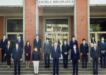 El rey con los nuevos diplomáticos españoles./ Foto: Casa de SM el Rey