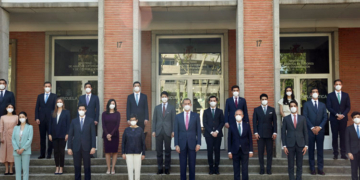 El rey con los nuevos diplomáticos españoles./ Foto: Casa de SM el Rey