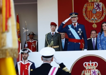 Los Reyes y la Princesa de Asturias presiden un desfile del 12-O entre abucheos a Sánchez