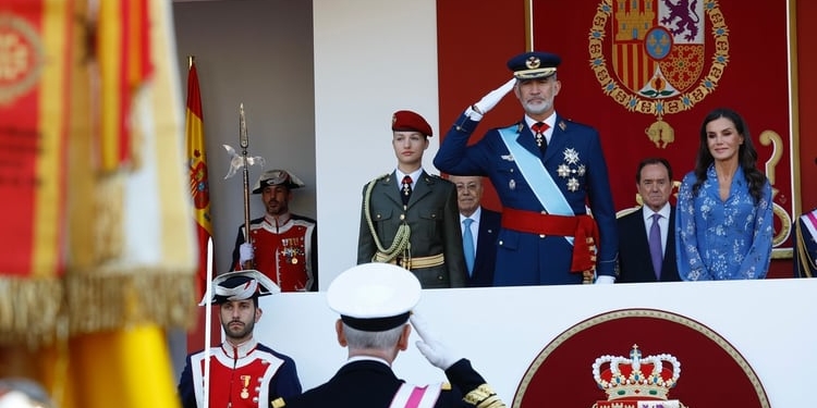 Los Reyes y la Princesa de Asturias presiden un desfile del 12-O entre abucheos a Sánchez
