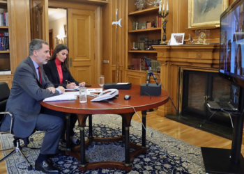 Don Felipe y Doña Sofía, durante una de las videoconferencias que mantienen desde el Palacio de La Zarzuela./ Foto: Casa de SM el Rey
