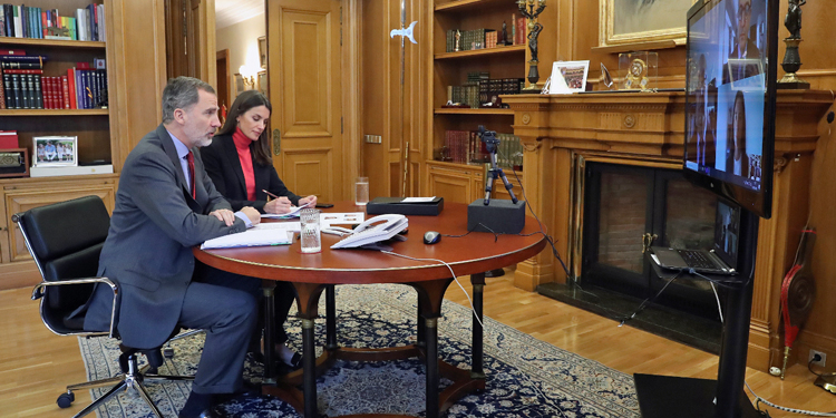 Don Felipe y Doña Sofía, durante una de las videoconferencias que mantienen desde el Palacio de La Zarzuela./ Foto: Casa de SM el Rey